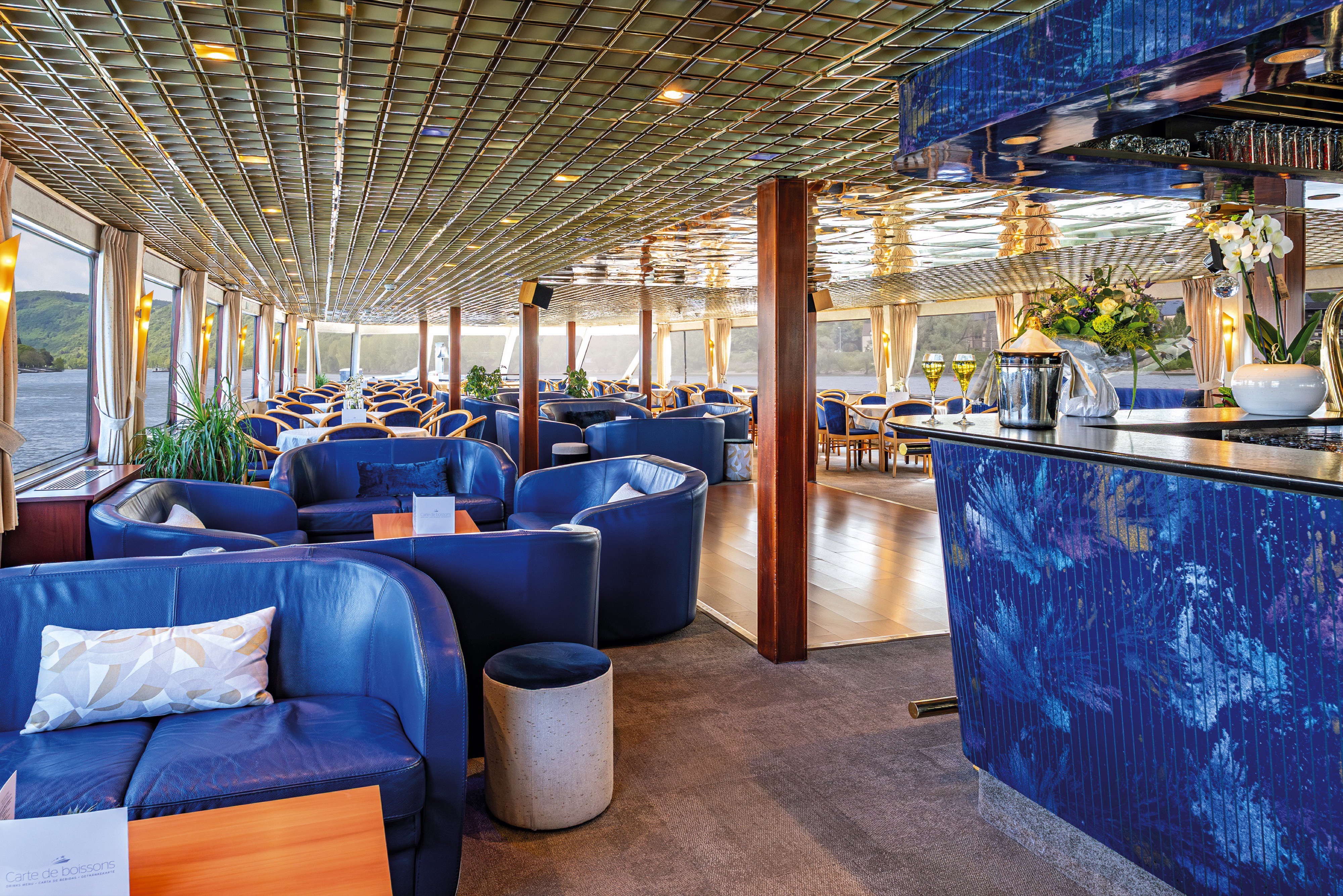 Lounge Bar with Dancefloor